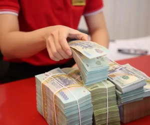 Người dân vẫn ùn ùn gửi tiết kiệm ngân hàng dù lãi suất thấp kỷ lục