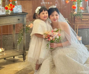 Hôn lễ ca sĩ bốc lửa và bạn thân 10 năm: Cô dâu mang bầu vẫn nhảy tung tẩy, nhóm nhạc tái hợp chúc phúc