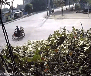 Bánh xe tải rơi khiến người đi xe máy suýt gặp họa trên đường