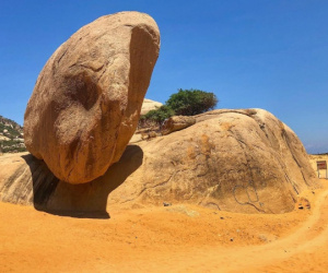 Tảng đá kỳ lạ ở 'sa mạc Sahara phiên bản Việt', nằm chênh vênh bao năm không đổ