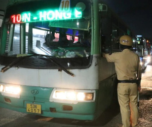 Uống bia tối hôm trước, hai tài xế xe buýt bị giam bằng 11 tháng