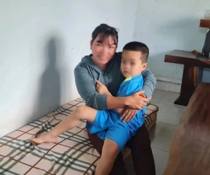 Bí ẩn lai lịch của bé trai 4 tuổi bị bỏ rơi