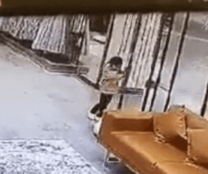 Bị cửa kính rơi đè trúng người, bé gái 3 tuổi tử vong