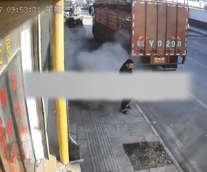Người đàn ông thoát hiểm trong gang tấc khi chiếc xe container nổ lốp sát bên cạnh