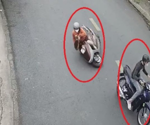 Clip: Tên cướp cực kì manh động, giật túi xách giữa ban ngày khiến người phụ nữ ngã sõng soài
