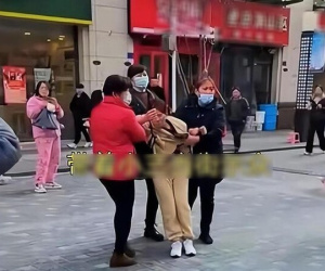 Chết sững trước 'cảnh nóng' của người chồng trong phòng ngủ sau 2 tháng trông cháu trên thành phố trở về