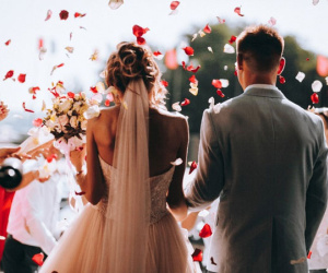 Người mẹ nhặt rác đến dự đám cưới của con trai, ông bà thông gia vừa thấy bất ngờ quỳ xuống