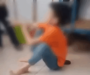 Phẫn nộ: Nam sinh bị bạn học dùng gậy đánh đập dã man, tiếng gào khóc van xin khiến ai nghe cũng quặn lòng