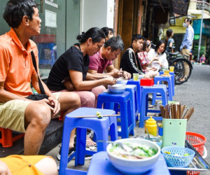 Quán phở Hà Nội siêu đông, khách xếp hàng 'như thời bao cấp', ngồi tràn vỉa hè
