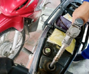 Mẹo hay giúp tiết kiệm xăng khi đi xe máy, không biết quá phí