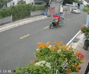 Nam shipper bất lực đuổi theo tên trộm xe máy lẫn hàng hóa