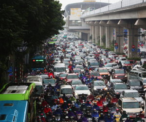 Người Hà Nội nhích từng mét vượt ùn tắc trong mưa rét