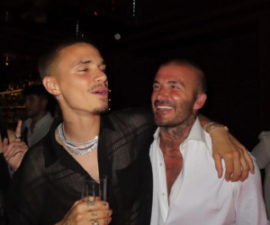 Cậu con trai cầu thủ của Beckham đã có chiều cao 'vượt trội' cha, gây chú ý bởi hành động đặc biệt dành cho bạn gái
