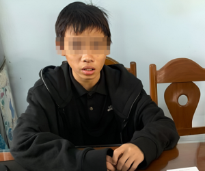 'Đạo chích' 16 tuổi trèo lên mái nhà, phá la phông đột nhập cửa hàng điện thoại