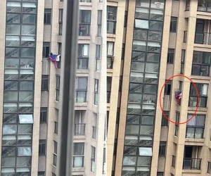 Quên chìa khóa, bà lão trèo cửa sổ vào nhà và bị treo lơ lửng ở tầng 14