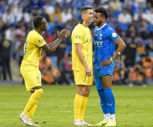 Ronaldo giả điếc khi bị khiêu khích, trêu tức fan đối thủ đã hô vang Messi