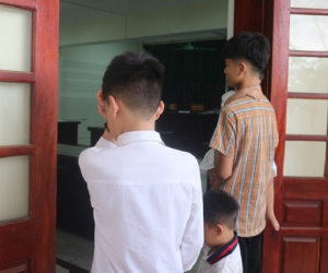 Xót thương hình ảnh những đứa trẻ khóc gọi tên cha ở chốn pháp đình