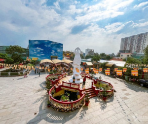 Tượng Phật bốn mặt ở TP.HCM hút ngàn người tới chiêm bái, dâng nước đỏ cầu may