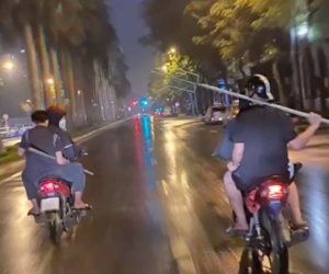 Đang chờ xét xử vì gây rối trật tự, nam thiếu niên tiếp tục mang kiếm diễu phố