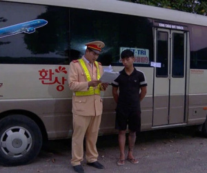 Thanh niên 16 tuổi lái xe khách thong dong trên quốc lộ