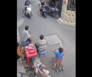Dừng xe quên tắt máy, trẻ vô tình vặn tay ga khiến cả ngõ kinh hãi