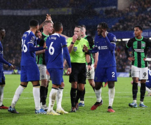 Chelsea được trọng tài 'chống lưng' ở phút bù giờ?