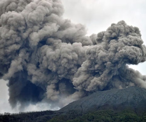 Ít nhất 11 người leo núi thiệt mạng vì núi lửa phun trào ở Indonesia
