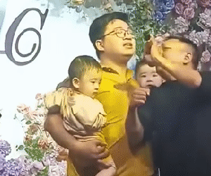 Vui chơi không quên nhiệm vụ: 2 tay bế 2 con, 'ông bố bỉm sữa' cháy hết mình trên sân khấu khiến CĐM thích thú