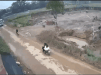 Chở vợ mang bầu va chạm với ô tô tải, người chồng tử vong