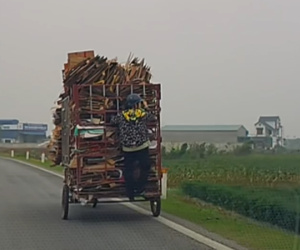'Hết hồn' với tư thế của người phụ nữ đứng sau xe ba gác
