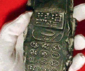 Khai quật mộ cổ, chuyên gia bất ngờ tìm thấy 'điện thoại Nokia' 800 năm tuổi