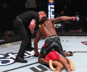 Chấn động UFC: Võ sĩ nhận 19 cú đấm chí mạng, trọng tài mới cho dừng
