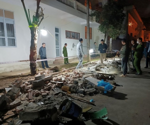 Sập tường bao trường tiểu học khiến 4 người thương vong