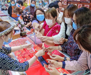 Giá vàng quanh đỉnh lịch sử: Dân 'đua' chốt lời, cửa hàng cạn tiền mặt trả khách