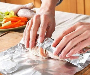 Nhiều người không biết rằng dùng giấy bạc khi nấu 3 thực phẩm này chẳng khác nào 'tự đầu độc'