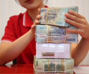 Lãi suất thấp kỷ lục, gửi tiết kiệm thế nào có lợi nhất?