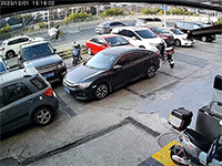 Mũ bảo hiểm cứu thanh niên khỏi chấn thương khi đi xe máy trên vỉa hè