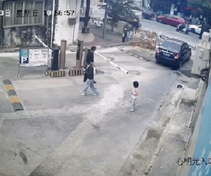 Vợ bị va trúng đầu, chồng nổi điên lao tới đạp gãy luôn barie