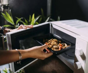 Sự thật bất ngờ khi nấu ăn bằng lò vi sóng hàng ngày