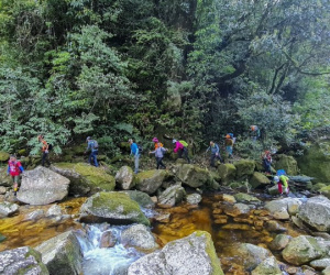 'Lạc vào cổ tích' trên cung đường chinh phục ngọn núi hiểm trở nhất Tây Bắc