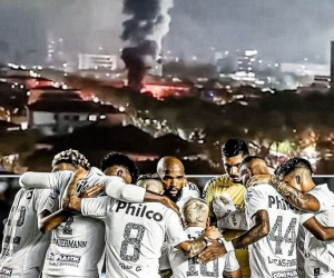 Đội bóng cũ của Pele, Neymar lần đầu xuống hạng sau 111 năm, CĐV tức giận gây bạo loạn, đốt phá thành phố