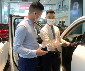 Ô tô giảm giá sập sàn cuối năm, khách vẫn ngóng ưu đãi tiếp
