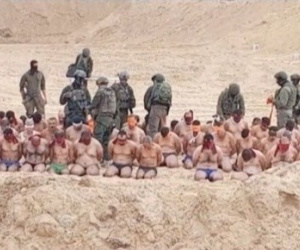 Bức ảnh quân đội Israel bắt một loạt người bị lột đồ ở Dải Gaza gây phản ứng mạnh
