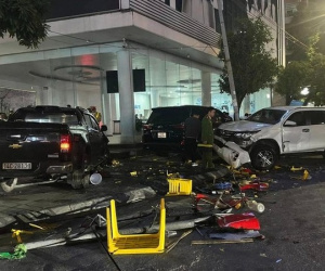 Hiện trường nát bươm vụ xe bán tải đâm nhiều ô tô, xe máy trên phố ở Móng Cái
