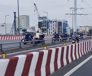 CSGT xác minh để xử lý dàn mô tô Harley đi vào làn ô tô trên cầu ở TP.HCM