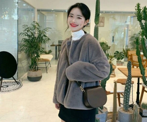Đây là mẫu áo tuy đơn giản nhưng không bao giờ vắng mặt trong tủ đồ của mọi cô gái
