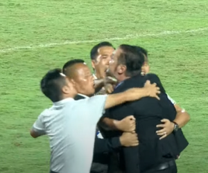 Sân bóng V.League náo loạn, CĐV chủ nhà quây kín xe đội khách, cảnh sát cơ động phải can thiệp