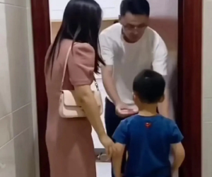 Mẹ bảo con trai quỳ khấu đầu cảm ơn ân nhân đã cứu mình suýt chết đuối, người đàn ông làm hành động khiến dân mạng khen hết lời