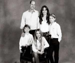 Gia đình William - Kate 'gây sốt' khi công bố ảnh thiệp Giáng sinh đặc biệt chưa từng thấy, Charlotte gây ngỡ ngàng với thần thái ấn tượng