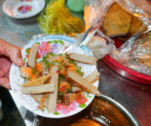 Món bánh tên lạ, giá 'rẻ như cho', khách ăn no nê chưa tới 30.000 đồng